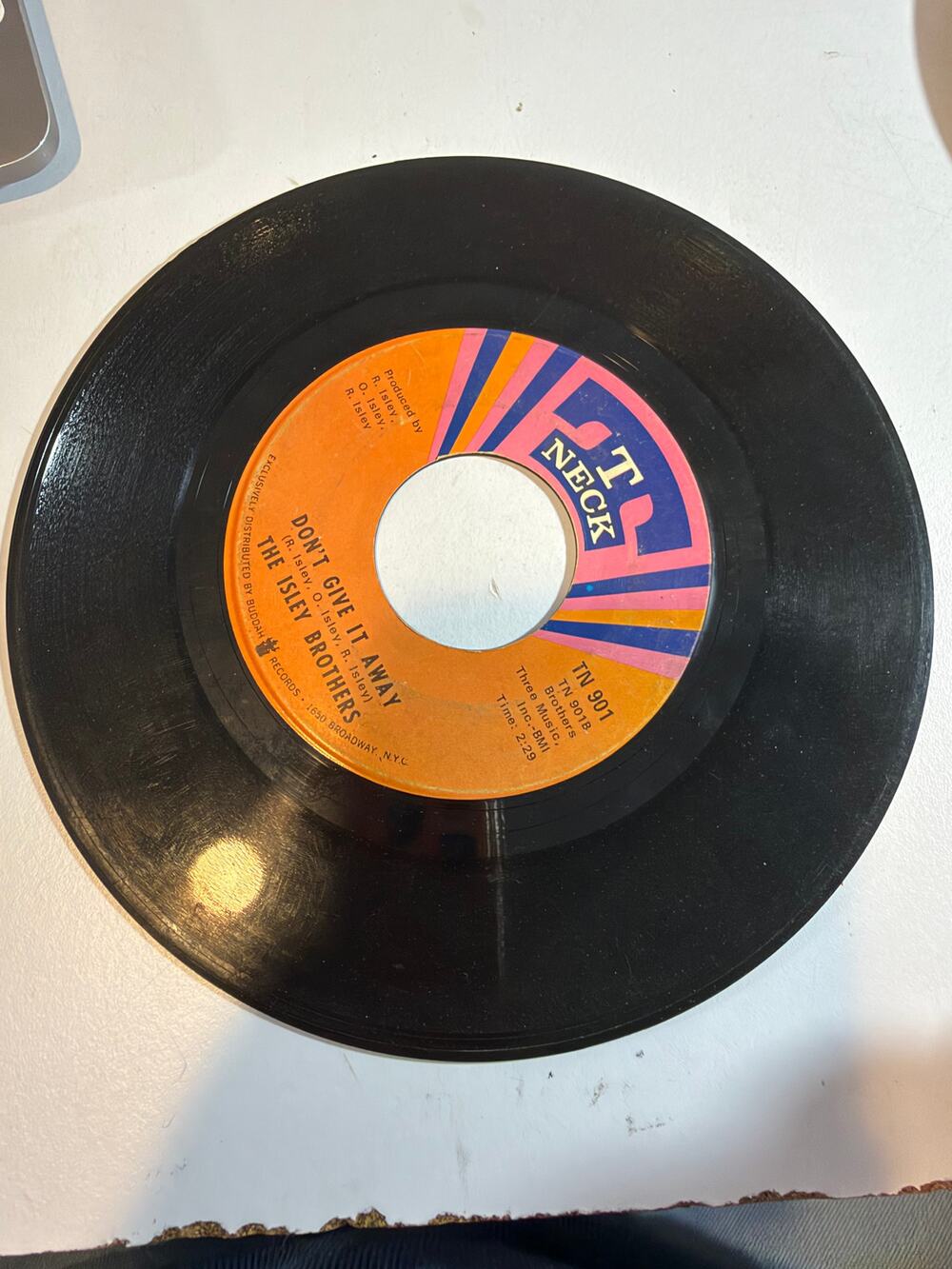 THE ISLEY BROTHERS / IT'S YOUR THING / DON'T GIVE IT AWAY - T NECK - TN 901-1969